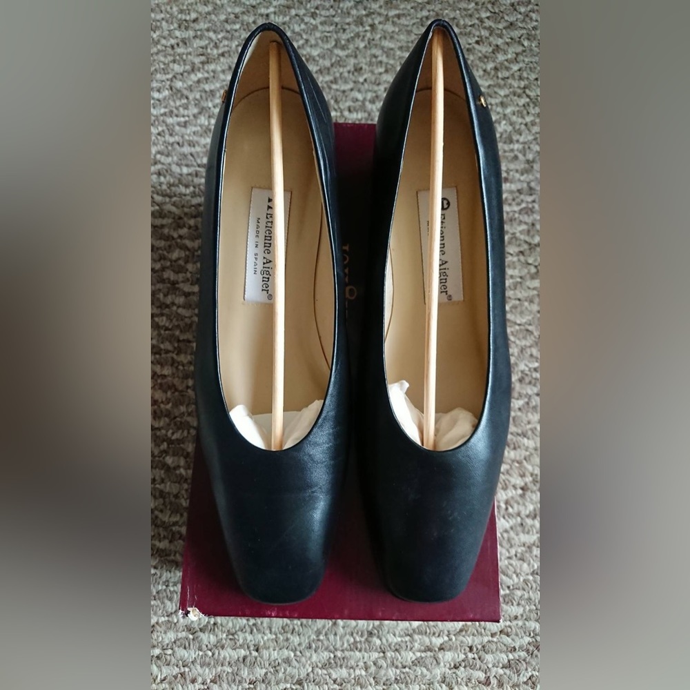 Black pumps, great for walking!